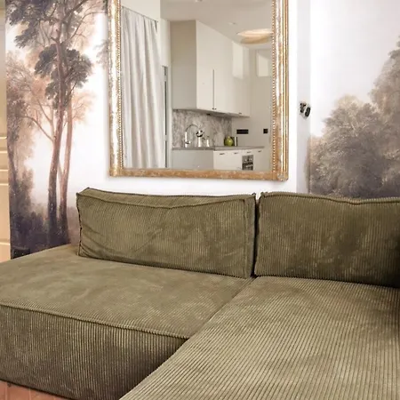 Eiffel Tower In Apartamento