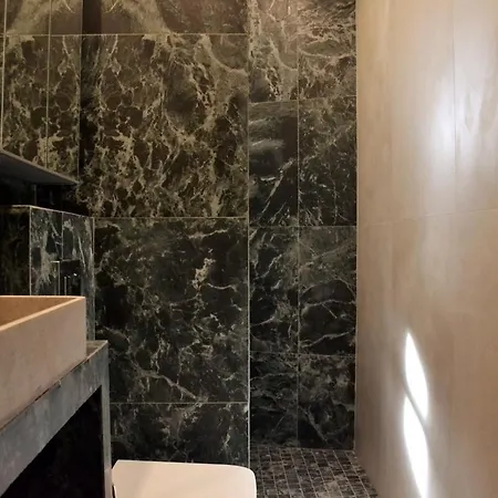 Eiffel Tower In Apartamento